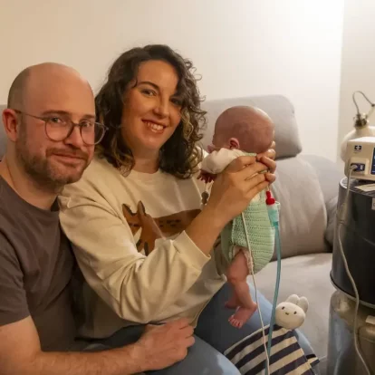 Rocío i Ekaitz amb el seu fill, l’Eudald, que dissabte passat va complir quatre mesos de vida. - JORDI ECHEVARRIA