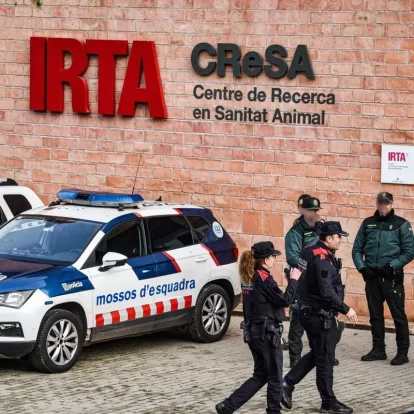 Agents dels Mossos d’Esquadra i la Guàrdia Civil a l’entrada de la seu de l’IRTA-CReSA. - EUROPA PRESS