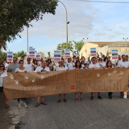 Una de les protestes contra aquest mestre per part de pares i mares a Artesa de Segre el setembre del 2022.