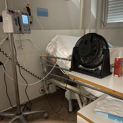 Ventilador en una habitació de la tercera planta de l’hospital Arnau diumenge passat. - AMADO FORROLLA