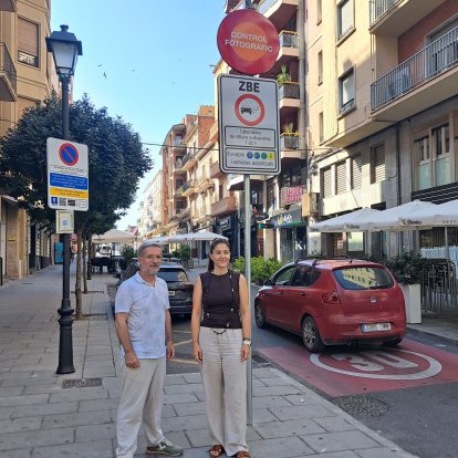 Cristina Morón, tinent d'alcalde de mobilitat de l'Ajuntament de Lleida, aquest dimarts en un dels accessos a la ZBE.