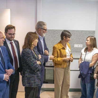 La consellera de Territori, Habitatge i Transició Ecològica, Sílvia Paneque; la ministra d'Habitatge i Agenda Urbana, Isabel Rodríguez, i l'alcalde de Lleida, Fèlix Larrosa, i altres autoristats amb una inquilina dels pisos dels Mangraners.
