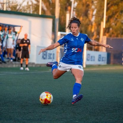 Cintia Hormigo, jugadora de l'AEM, prepara una centrada.