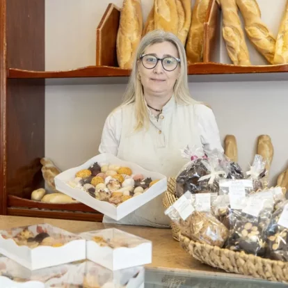Panellets preparats per a la seua venda ahir a la Pastisseria Germans Ribes de Torrefarrera. - PAU PASCUAL PRAT