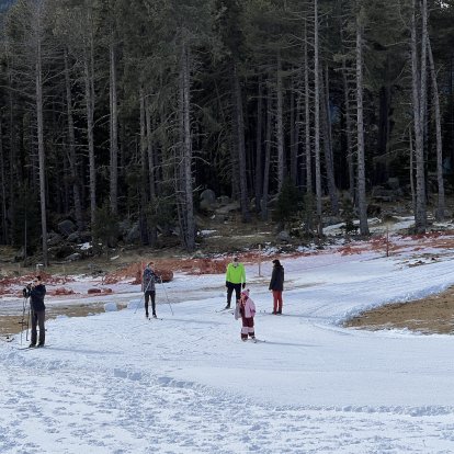 Un grup d'esquiadors al circuit d'iniciació de l'estació de nòrdic d'Aransa, a Lles de Cerdanya