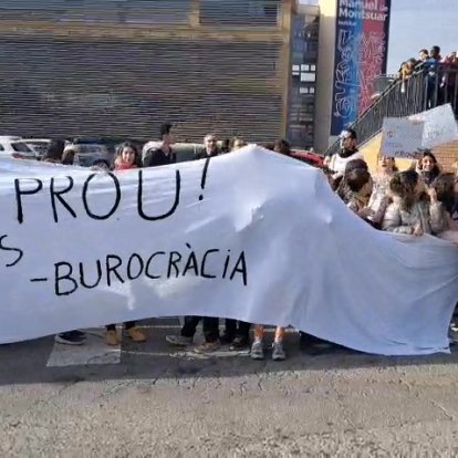 Cassolada a l'escola Sant Jordi de Lleida per exigir millores educatives