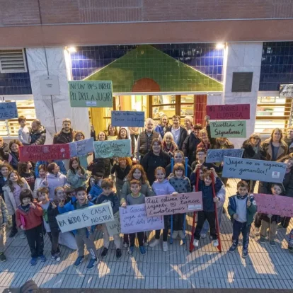 Famílies de Joc de la Bola amb pancartes en contra del tancament de la ludoteca Arenys del Segre. - PAU PASCUAL PRAT