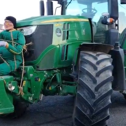 Tractors concentrats a l'àrea de servei de l'A-2 a Fondarella.