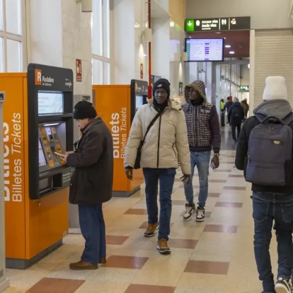 Passatgers caminant ahir per l’estació de Lleida-Pirineus, on l’AVE va centrar tots els retards. - LAIA PEDRÓS