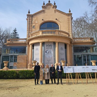 El alcalde, Fèlix Larrosa, el arquitecto, Jaume Terés, y los ediles Iglesias, Bosch y Quiñónez, delante del Xalet de los Camps Elisis.