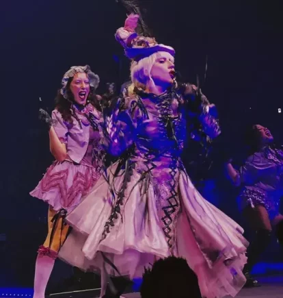 Laia Sallan, darrere de Lady Gaga, compartint escenari divendres passat a Barcelona. - ANIOL OLIVER