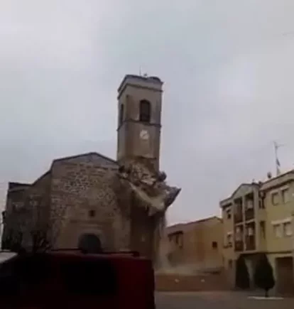La seqüència de l’esfondrament va circular per les xarxes socials i va ser gravada per l’exalcalde i l’amo de la furgoneta roja de les imatges. - J.A.