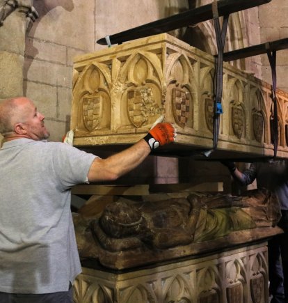 Moment de la instal·lació del sepulcre d'Àlvar I, comte d'Urgell, a l'església del monestir de les Avellanes.
