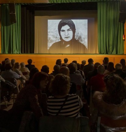 Desenes de veïns de la Granja d’Escarp van assistir al centre cívic a la projecció de l’entrevista inèdita a Dolors Coït. - JORDI ECHEVARRIA