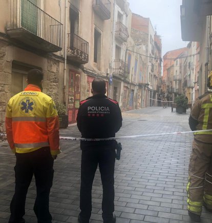 La policia local de Tàrrega ha tallat el carrer Urgell per seguretat.