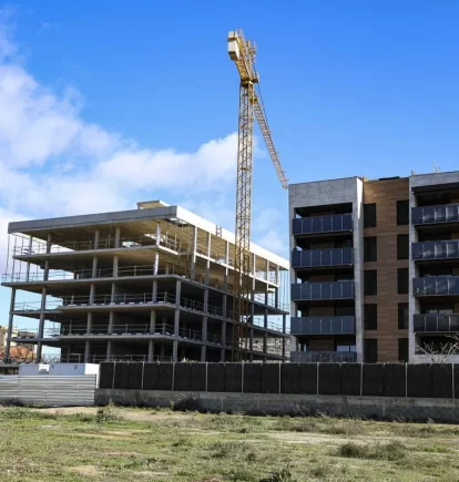 Imatge de les obres d’una nova promoció d’habitatges al barri de Copa d’Or. - INGRID SEGURA