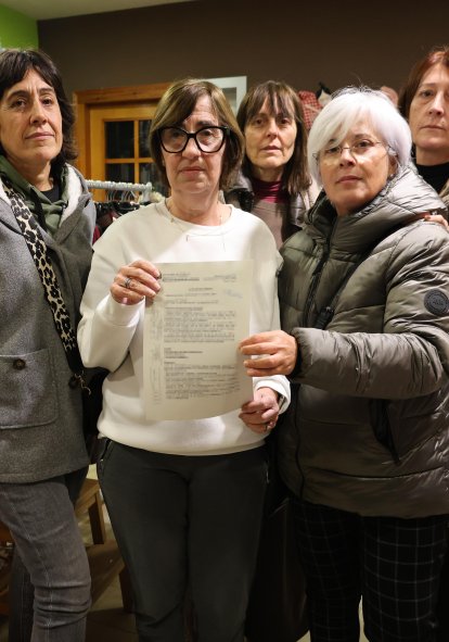 Algunes de les afectades amb la denúncia que van presentar davant dels Mossos, ahir a Torregrossa