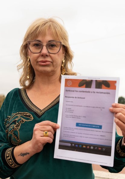Carmen Regueiro, de Térmens, muestra su reclamación a la OCU, donde Ilertravel reconoce la deuda