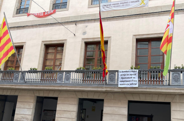 El balcón del Ayuntamiento de Les Borges Blanques con las banderas catalana, española y la del municipio