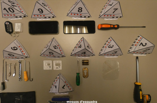 Imagen de las herramientas decomisados a los arrestados y que servían para forzar las puertas.
