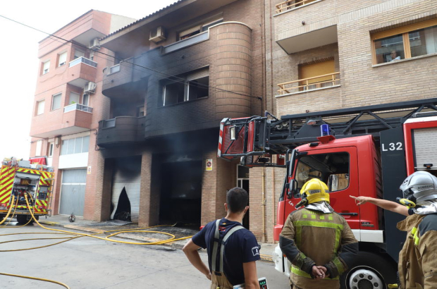 Efectius d’emergències, ahir a l’incendi registrat al carrer Casagualda del Secà de Sant Pere.