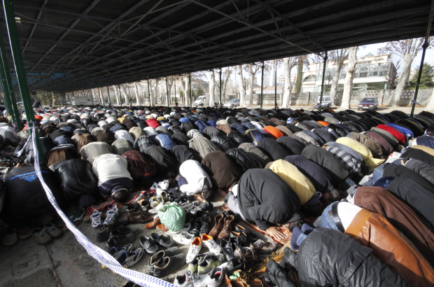 Imatge de finals de gener de l’any 2012, quan els musulmans van utilitzar el cobert del pavelló 2 com a mesquita improvisada.