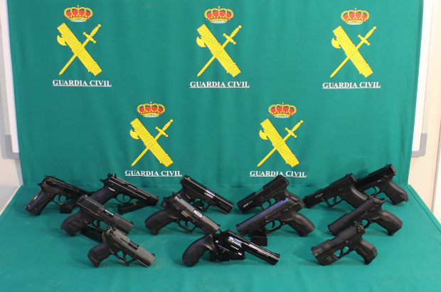 Imatge de les tretze armes confiscades per la Guàrdia Civil a Solsona.