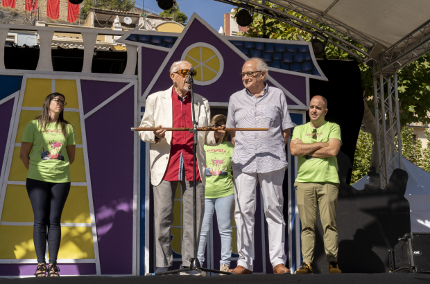 Josep Vallverdú va fer entrega de la vara de padrí de l’Encontats del 2023 a Ramon Besora.