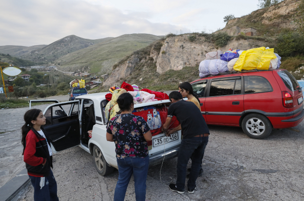 Armenis residents a l’Alt Karabakh preparen la sortida.