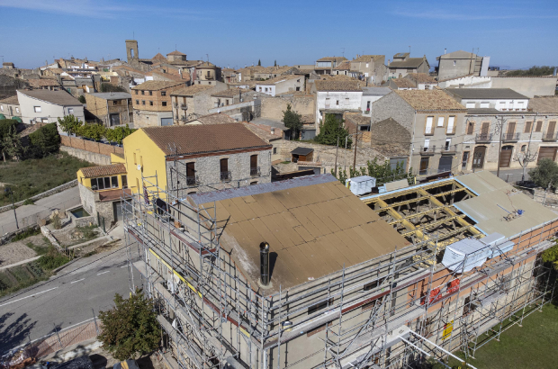 Les obres de renovació de la teulada del consistori de Tarroja.