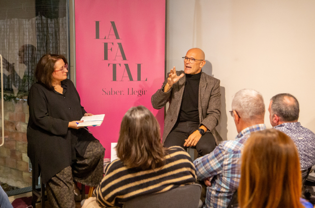La directora de SEGRE, Anna Sàez, va conduir a La Fatal la tertúlia amb Raül Romeva, autor d’‘Idiota!’.