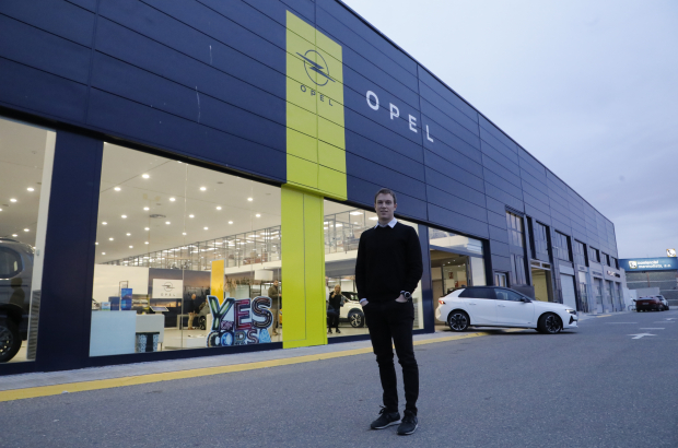 Carlos Llovera, gerent de Peugeot i Opel davant les noves instal·lacions de la firma.