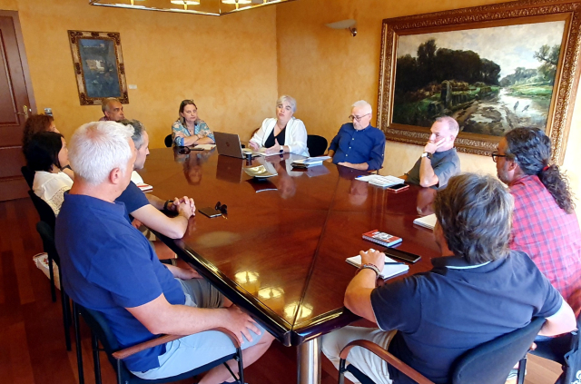 Imatge d’una recent reunió de Carme Valls amb els membres de la junta de personal.