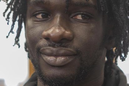 L’ajuntament va entregar als senegalesos certificats que estan estudiant català. - X. SANTESMASSES