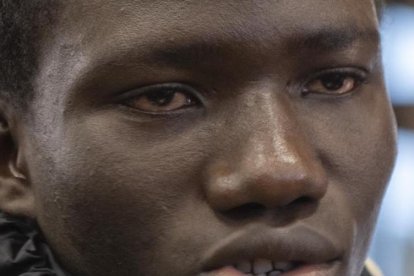 L’ajuntament va entregar als senegalesos certificats que estan estudiant català. - X. SANTESMASSES