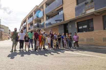 Algunes de les famílies afectades pel tall de llum al bloc, que va afectar tant habitatges okupats com pisos de lloguer social. - JORDI ECHEVARRIA