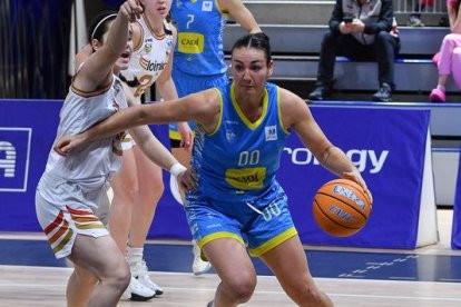 Gervasini, del Cadí, prova de superar per velocitat una oponent, en una acció d’atac. - AGUSTÍ PEÑA