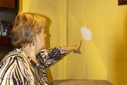 Les parets dels habitatges i del bar de la planta baixa del bloc del número 3 del carrer del Nord presenten múltiples esquerdes.- ROGER BARRAGÁN