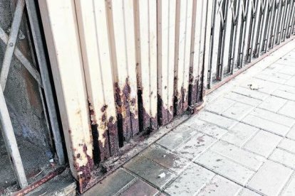 Les orines també desgasten reixes i façanes metàl·liques. - ESCOCELLS LLEIDA