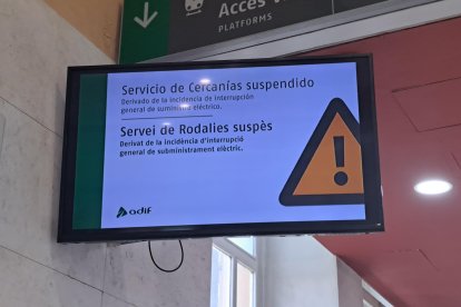 Un panell de l'estació de Lleida informa de la cancel·lació del servei de Rodalies.