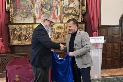 L’alcalde, Fèlix Larrosa, i el president de l’AEM, Paco Garcia, després de firmar el conveni. - AJUNTAMENT DE LLEIDA