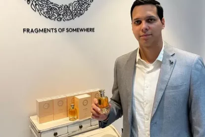 Andy Mosquera amb el perfum Aitona Mosq, que ha costat un any elaborar. - A.M.