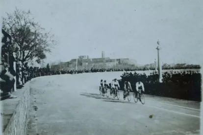 Una carrera ciclista, en un Camp de Mart encara sense urbanitzar. - FONS PEDRO ALMACELLAS