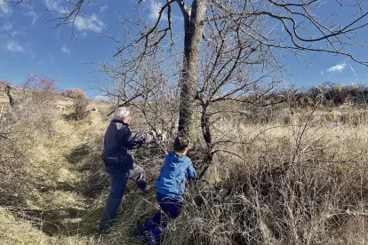 Alumnes i persones grans treballen junts en els camins. - GUIES DE MUNTANYA EN RUTA