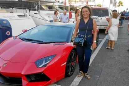 Envia'ns una foto teva de cos sencer explicant-nos perquè t'agradaria fer un canvi de look. Les tres seleccionades guanyaran maquillatge, tractament facial i manicura (Maribel Morato), color tallar i pentinar (Llongueras Elite), un book de fotos (Juan Yeste) i un total look personalitzat de Carmina Ruiz.