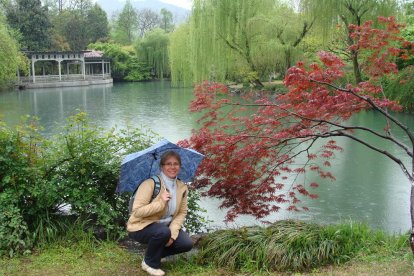 Envia'ns una foto teva de cos sencer explicant-nos perquè t'agradaria fer un canvi de look. Les tres seleccionades guanyaran maquillatge, tractament facial i manicura (Maribel Morato), color tallar i pentinar (Llongueras Elite), un book de fotos (Juan Yeste) i un total look personalitzat de Carmina Ruiz.