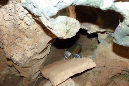 Queixes del bandalisme a la Cova del Tabac de Camarasa.