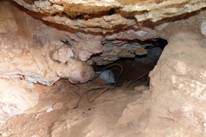 Queixes del bandalisme a la Cova del Tabac de Camarasa.