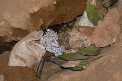 Queixes del bandalisme a la Cova del Tabac de Camarasa.