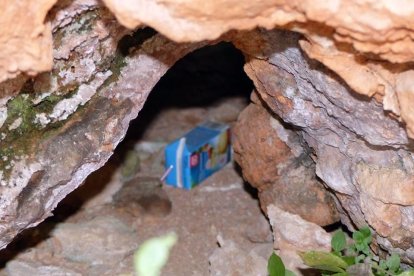 Queixes del bandalisme a la Cova del Tabac de Camarasa.